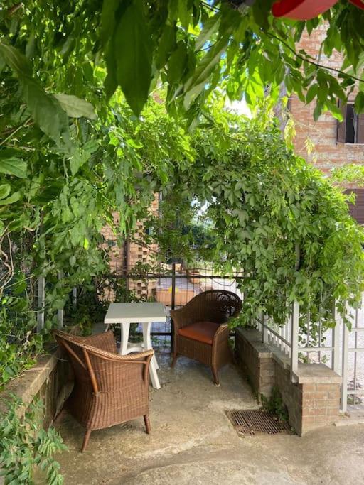 Il Glicine - Monolocale A Due Passi Dal Centro Villa อูร์บีโน ภายนอก รูปภาพ